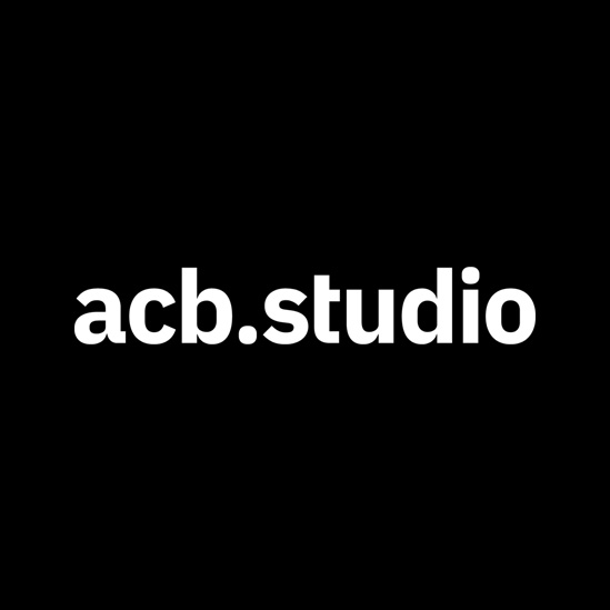 Das Logo von acb.Studio ist in weiß auf einem schwarzen Hintergrund platziert.